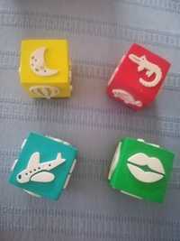 4 carimbos em forma de cubos coloridos