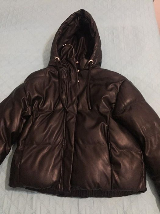 Casaco puffer acolchoado efeito pele com capuz