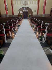 Klęcznik krzesła do ślubu biały dywan dekoracje ślubne wystrój kościoł
