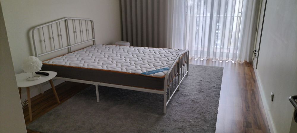 Conjunto de cama, colchão, mesinha de cabeceira, tapete e espelhos