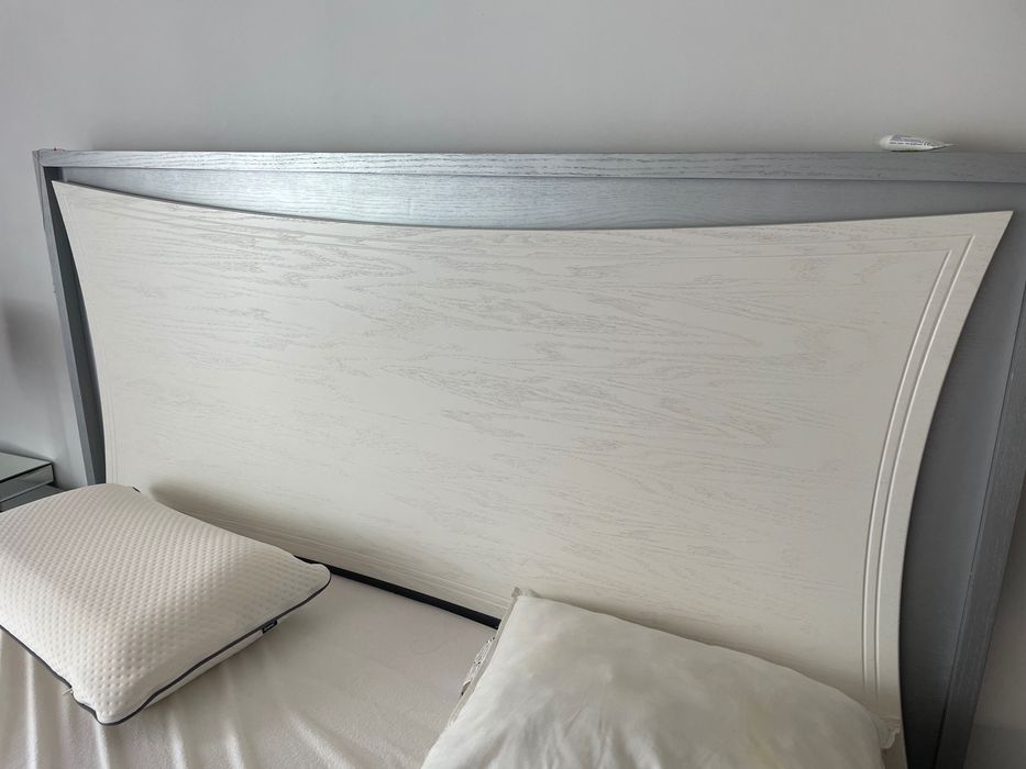 Cama e mesinhas de cabeceiras + Estrado