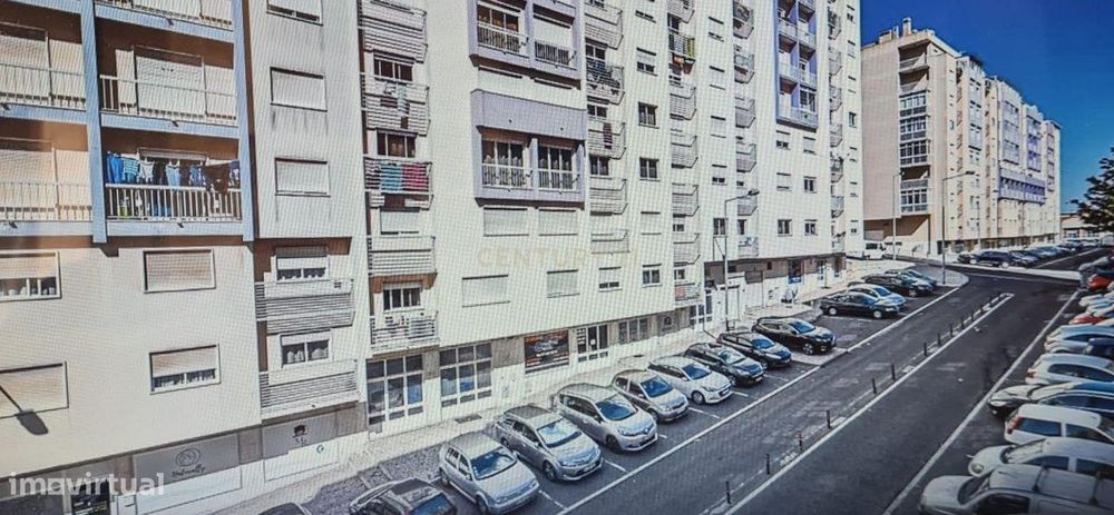 Apartamento T1 em Monte Abraão mobilado e equipado, com muita luminosi