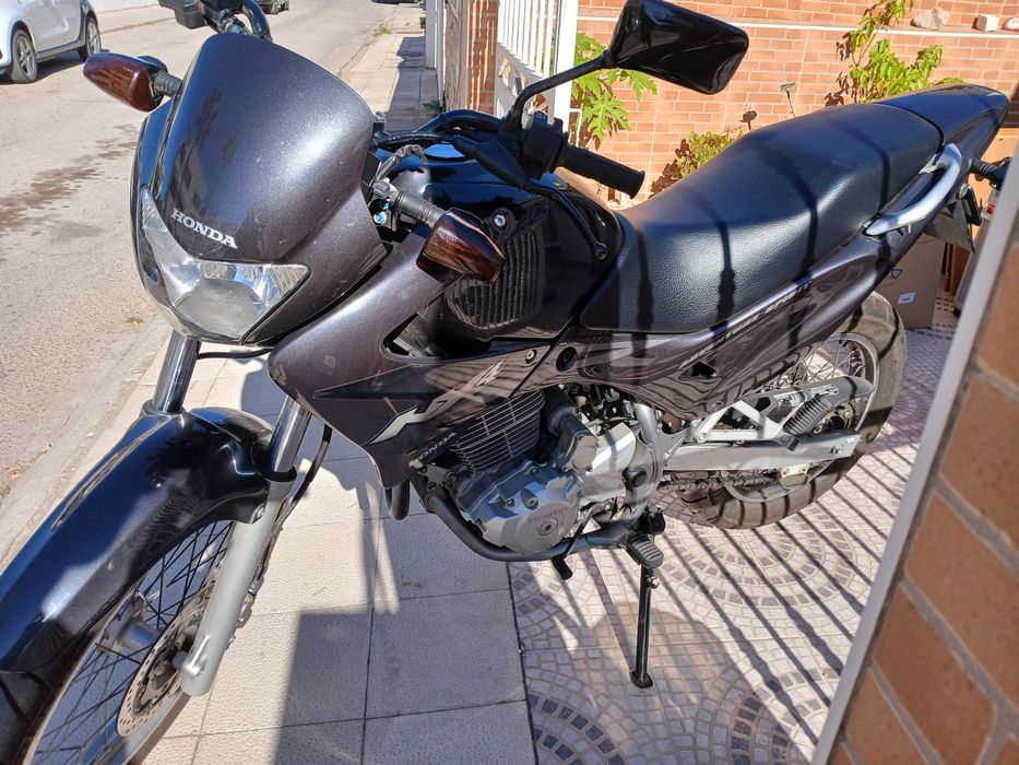 HONDA NX 400      excelente estado    dezembro 2002  10.000 km.