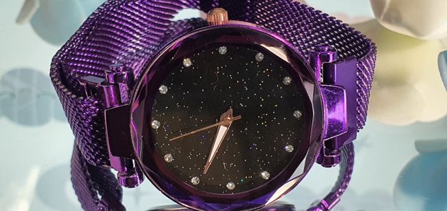 Relógio de metal inoxidável roxo escuro