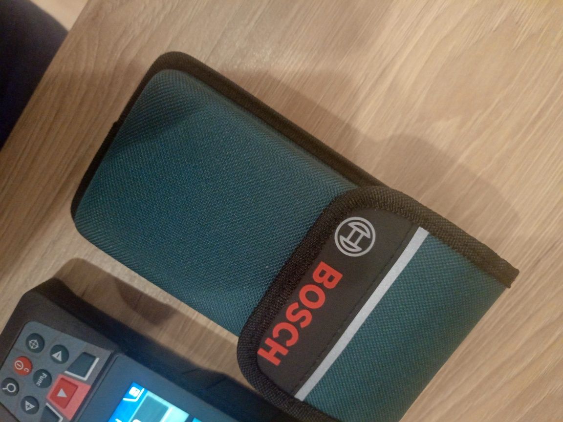 Jak nowy dalmierz laserowy Bosch GLM 100-25 C Professional kamera
