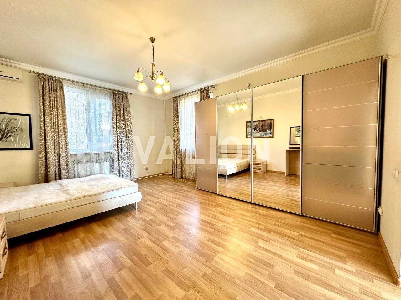Продаж будинку з ремонтом та меблями в Києві біля метро Славутич