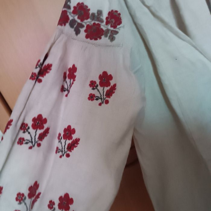 Вишита вручну сукня-сорочка