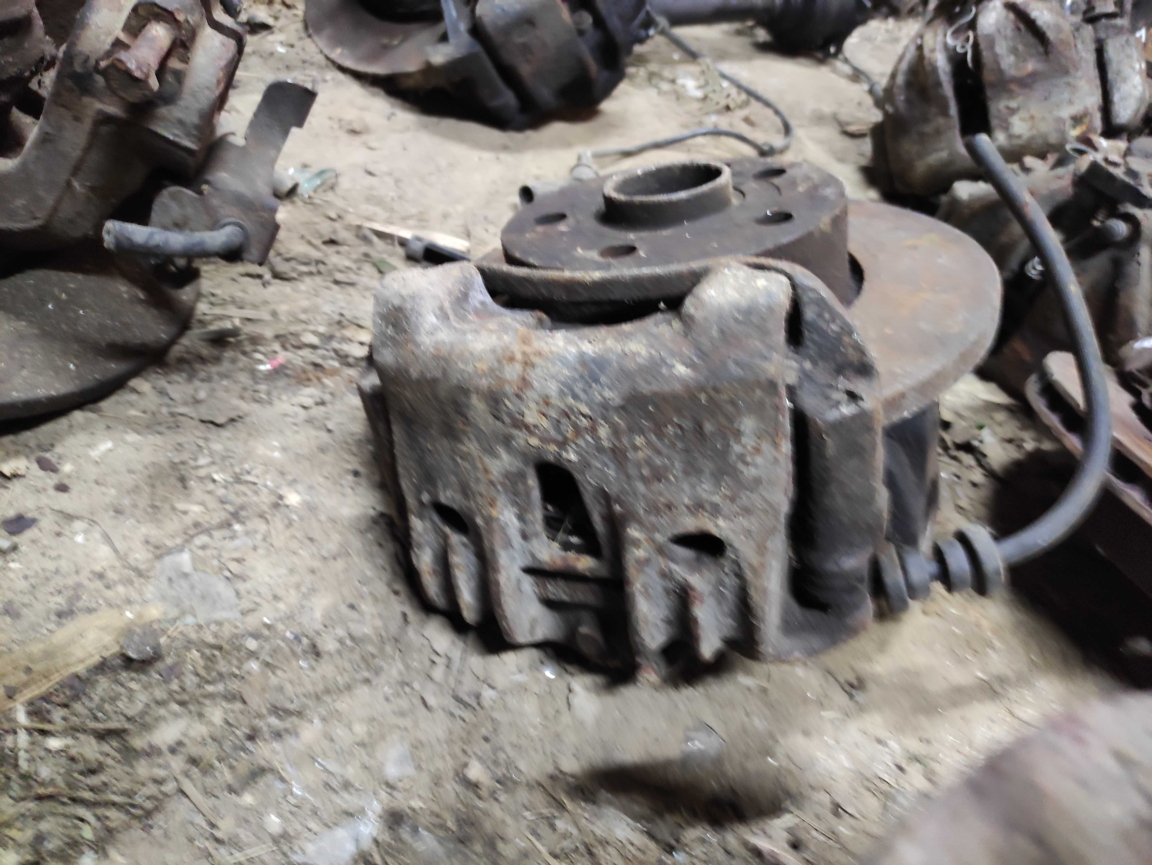 Цапфа ступиця Volkswagen t4 7D0407257A супорт поворотний кулак т4
