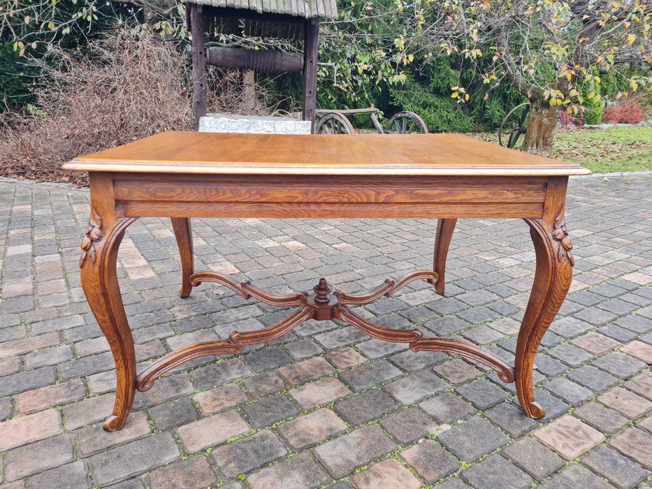 Dębowy Stół ludwikowski pięknie zdobiony