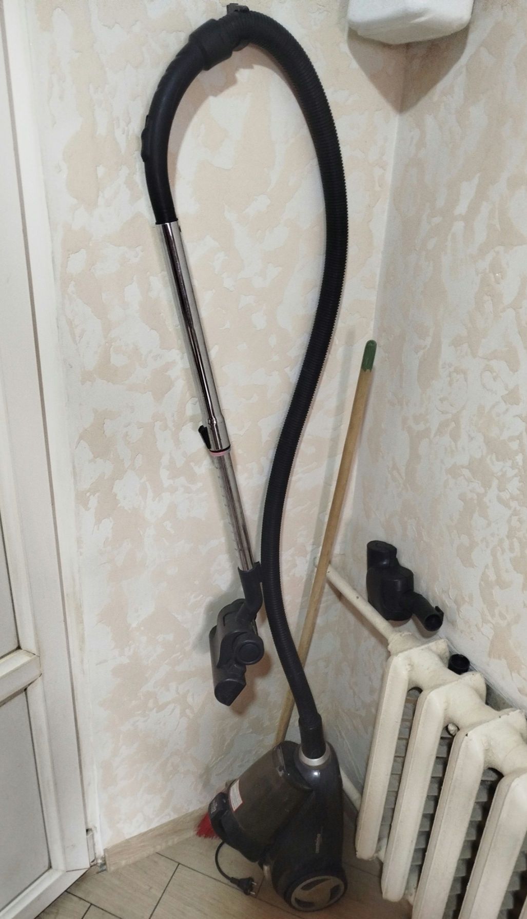 Колбовый пылесос DirtDevil M2881 с турбощеткой
