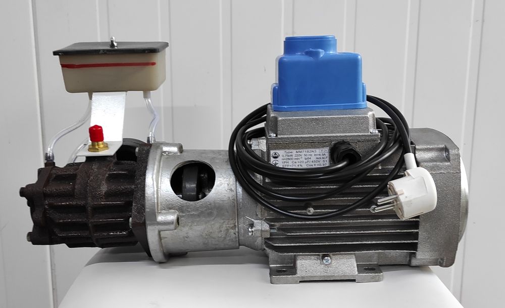 Вакуумний насос, масляного типу на доїльний апарат