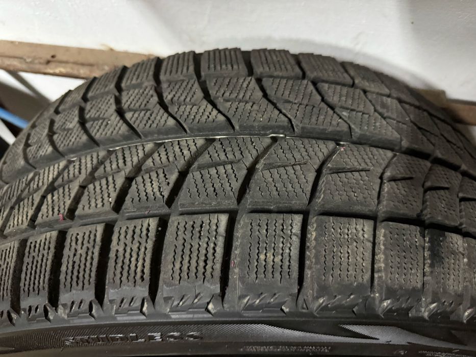Продам 2-ве  зимнее шины Bridgestone Blizzak WS 60 (245/40 R 18)