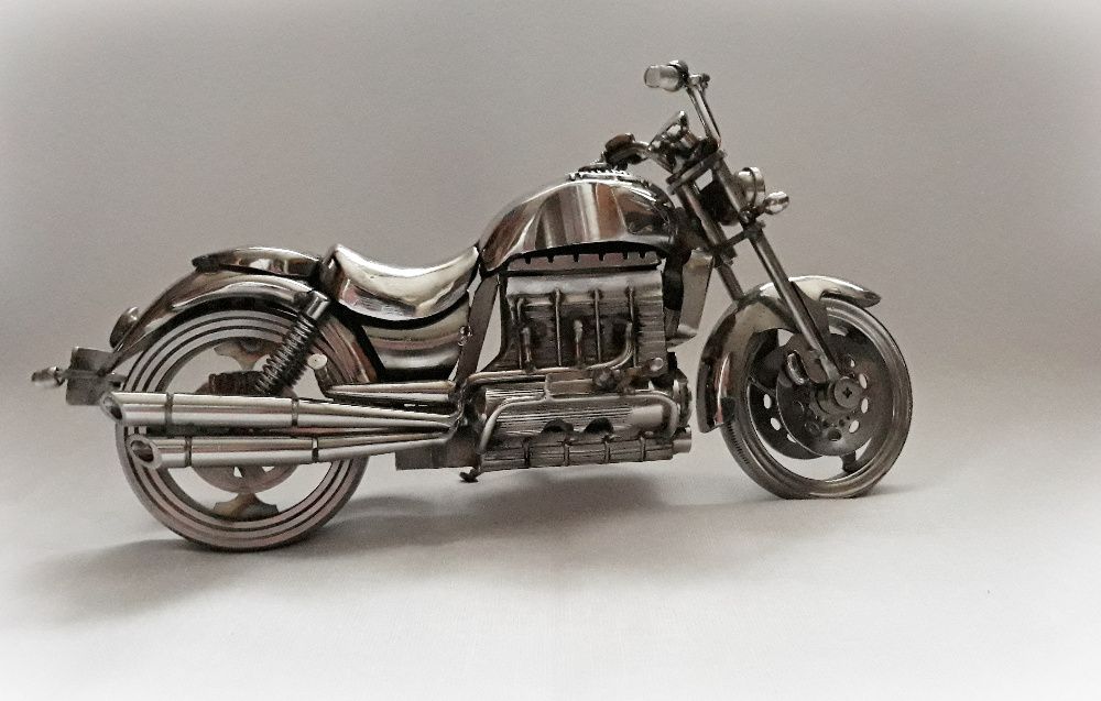 Prezent motocykl Triumph  metaloplastyka