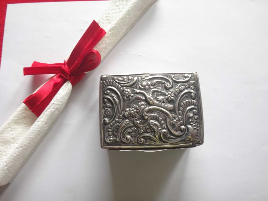 Srebrna szkatułka - puzderko