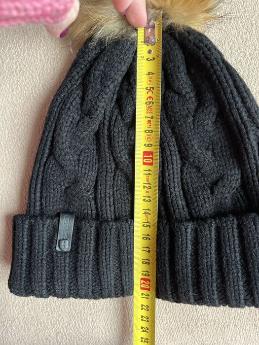 Czarna czapka Ochnik z pomponem jenot