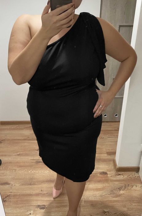 Elegancka sukienka czarna asymetryczna plus size 46 3xl na jedno ramię