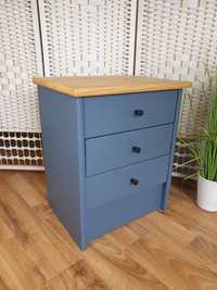 Drewniana niebieska szafka nocna / stolik z szufladami