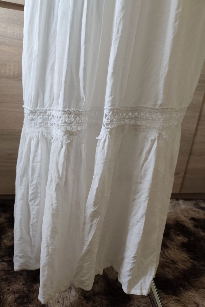 Biała długa sukienka boho