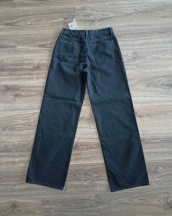 Nowe szerokie czarne jeansy dla wysokiej dziewczyny. Tall