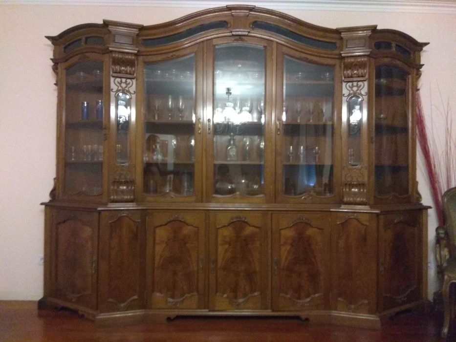 Sala clássica, em folha de nogueira.