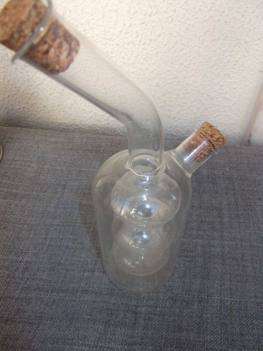 Galheteiro e candeeiro petróleo em vidro / Glass cruet & oil lamp