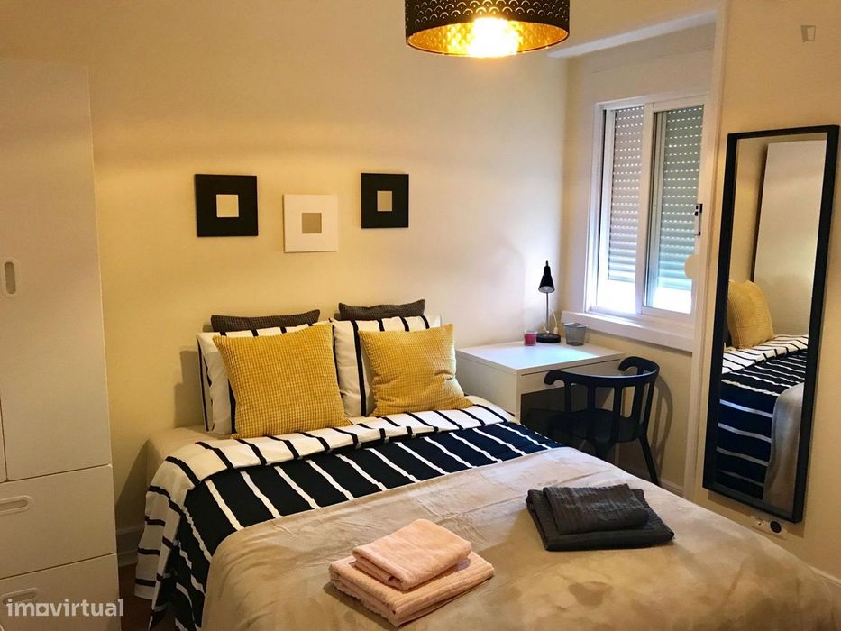 159113 - Quarto c/ cama de casal e banheiro...