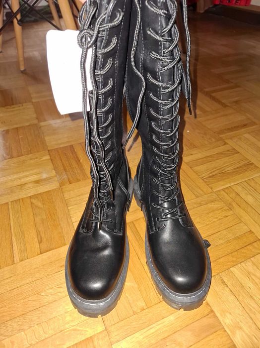 Czarne workery Bugatti