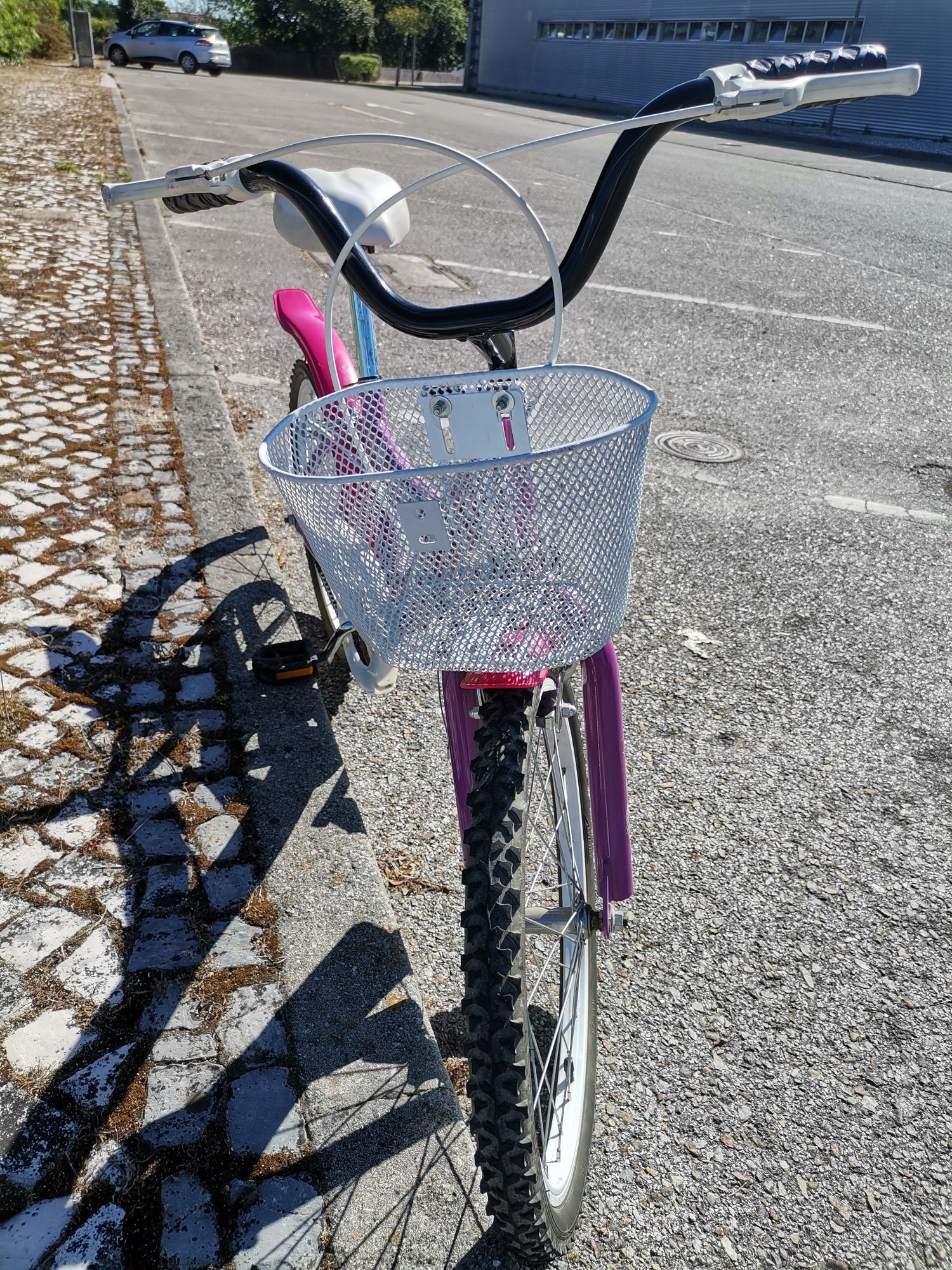 Bicicleta para menina roda 20 muito pouco uso como se vê nas fotografi