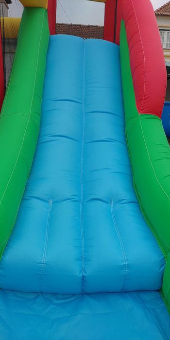 Castelo Insuflável com Escorrega e Trampolim – Diversão Garantida!