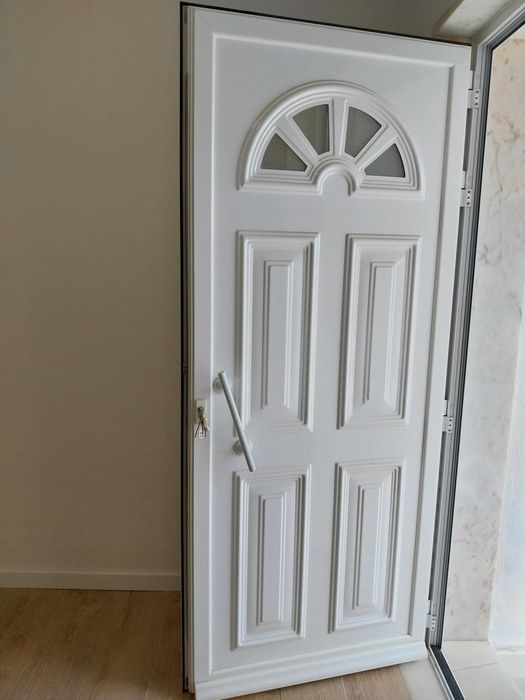 Alugo imóvel T2 r/chão, com 65m2 e área exterior independente