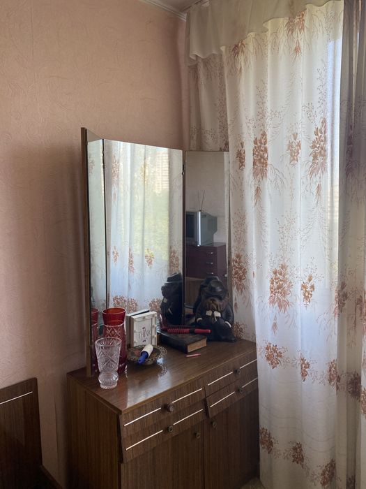 Зеркало с тумбочками