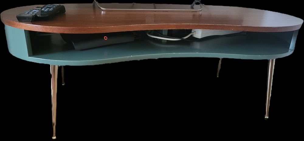 Móvel centro de mesa usado como móvel tv esverdeado com pés dourados