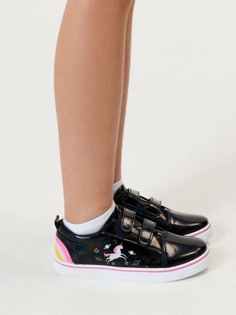 Кросівки для дівчат .