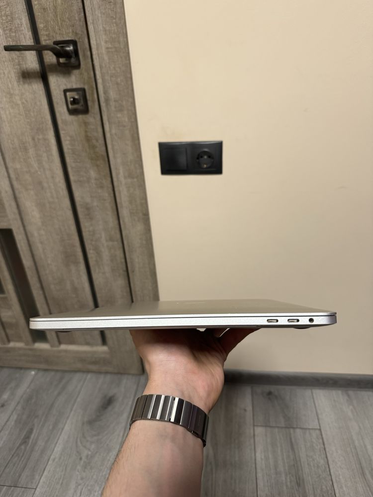 Macbook pro 15 2018 core i7 16/256gb pro 555x 4gb