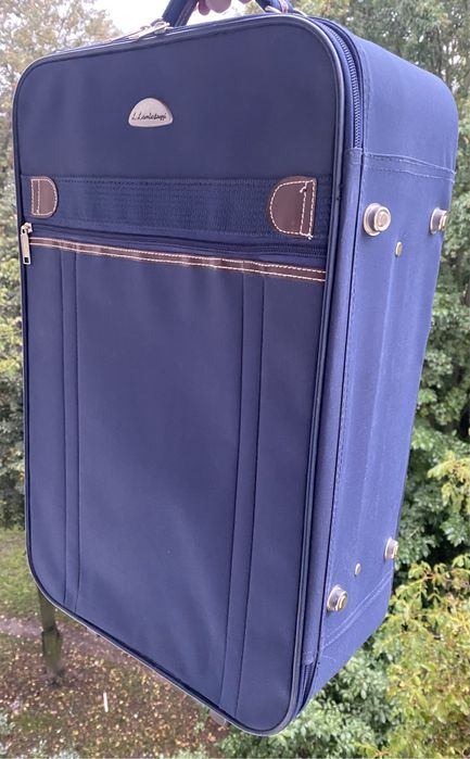 Чемодан на колесиках синий классика