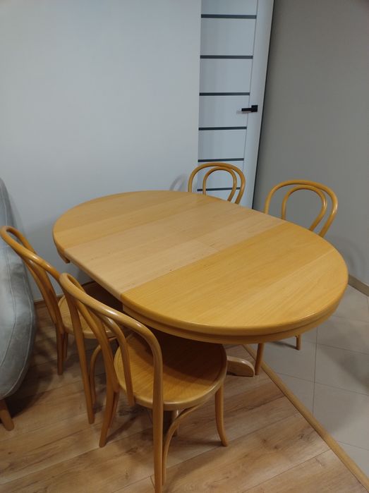 Komplet 4 krzeseł bukowych Fameg z rozkładanym stołem drewnianym