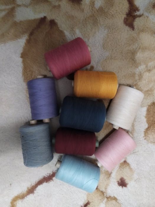 Швейные нитки разных цветов