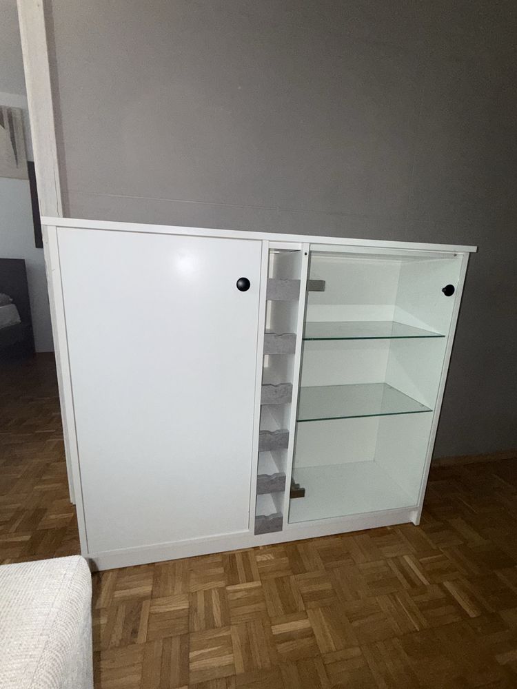 Komoda  częściowo oszklona