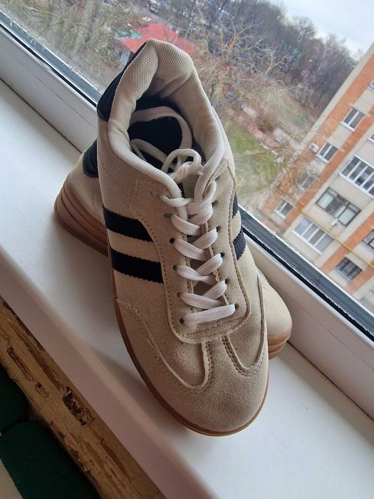 Кеди жіночі в гарному стані