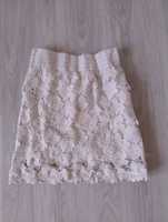 Biala koronkowa spódnica