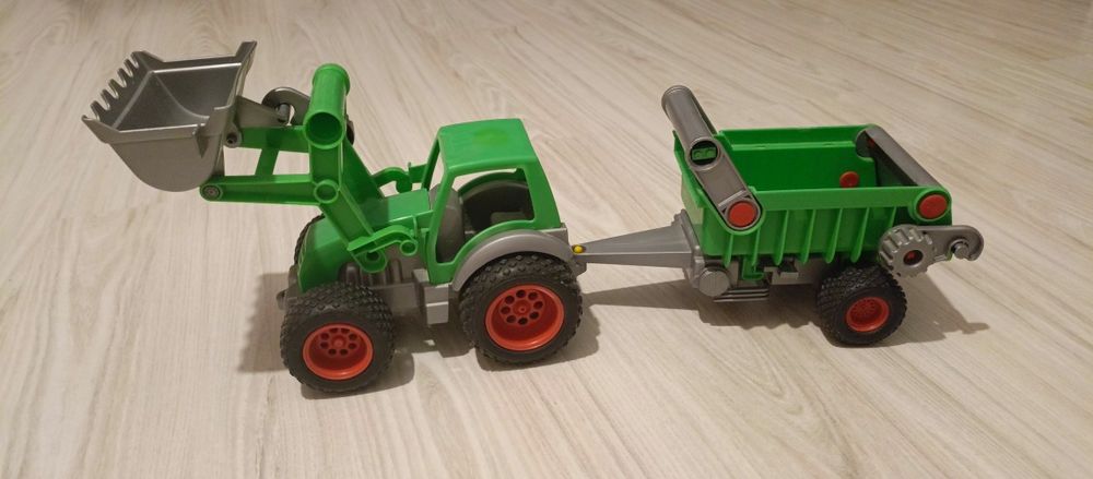 Traktor ciągnik z przyczepą