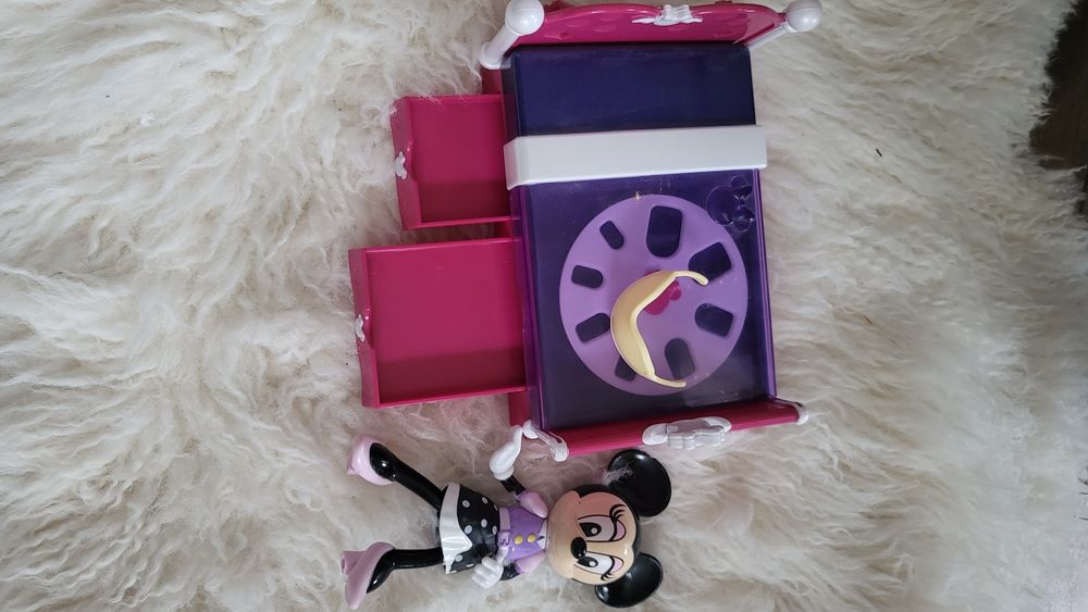 Lalka myszka Minnie w zestawie z łóżkiem .