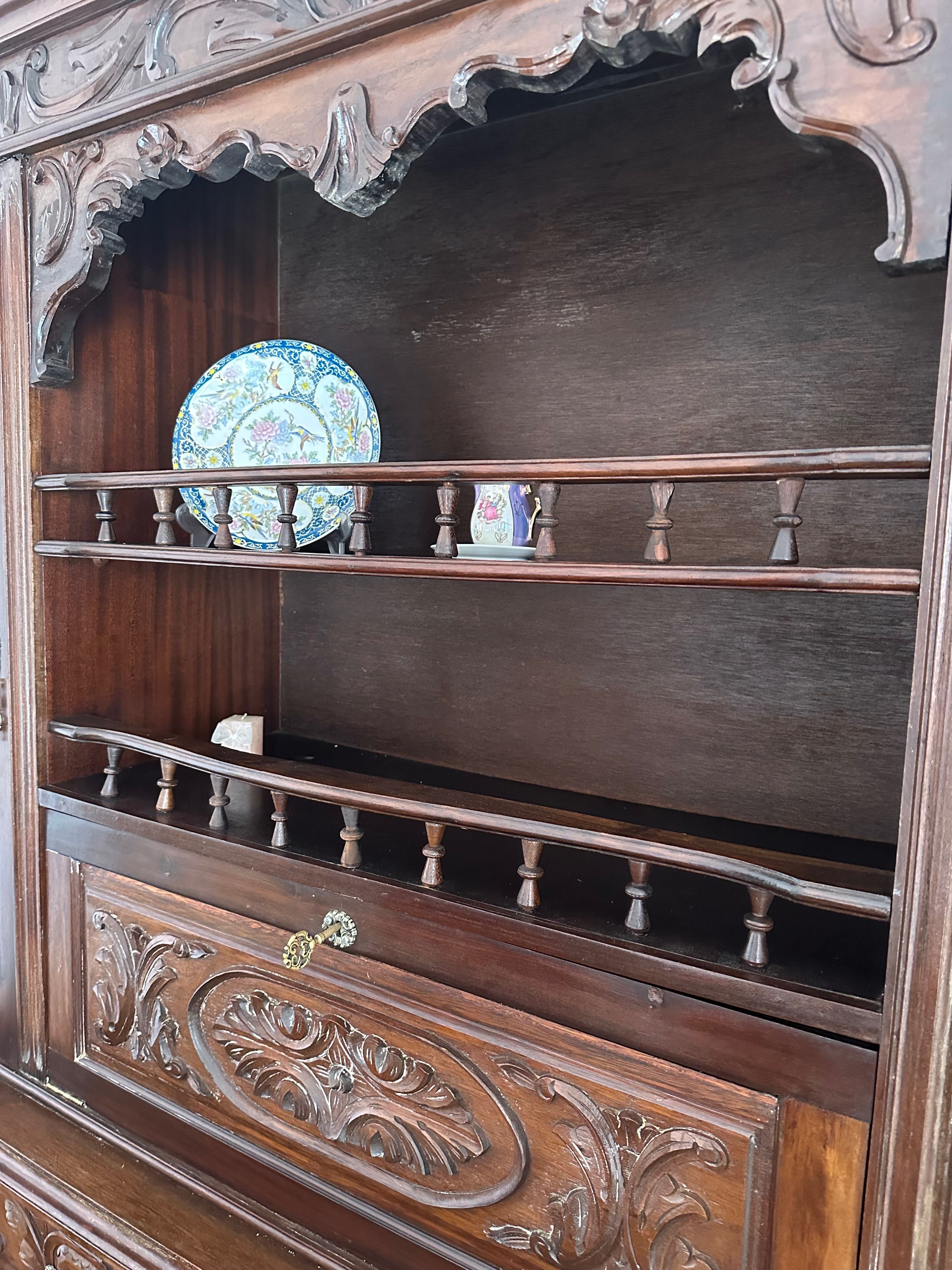 Móvel de Sala antigo em madeira maciça (carvalho) com bar e vitrine