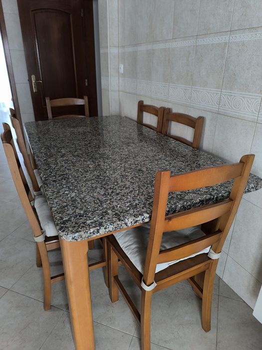 Mesa de cerejeira e granito