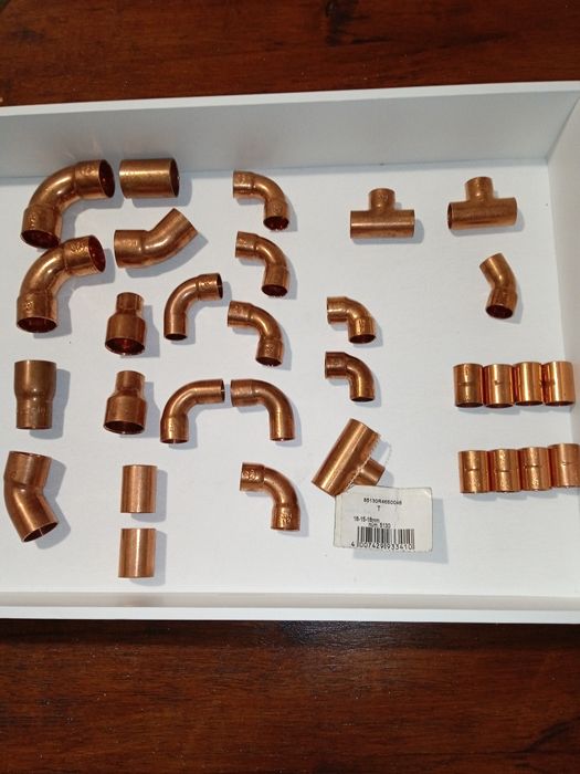 Фітинги мідні для з'єднання труб.