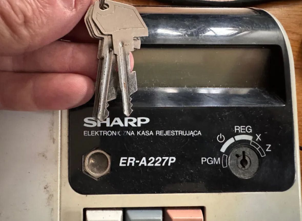 Klucz z kasa fiskalna i INSTRUKCJA Uzytkowania SHARP ER-A227P