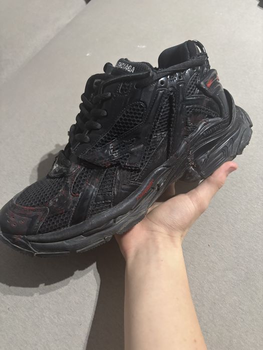 Balenciaga runner grafiti
