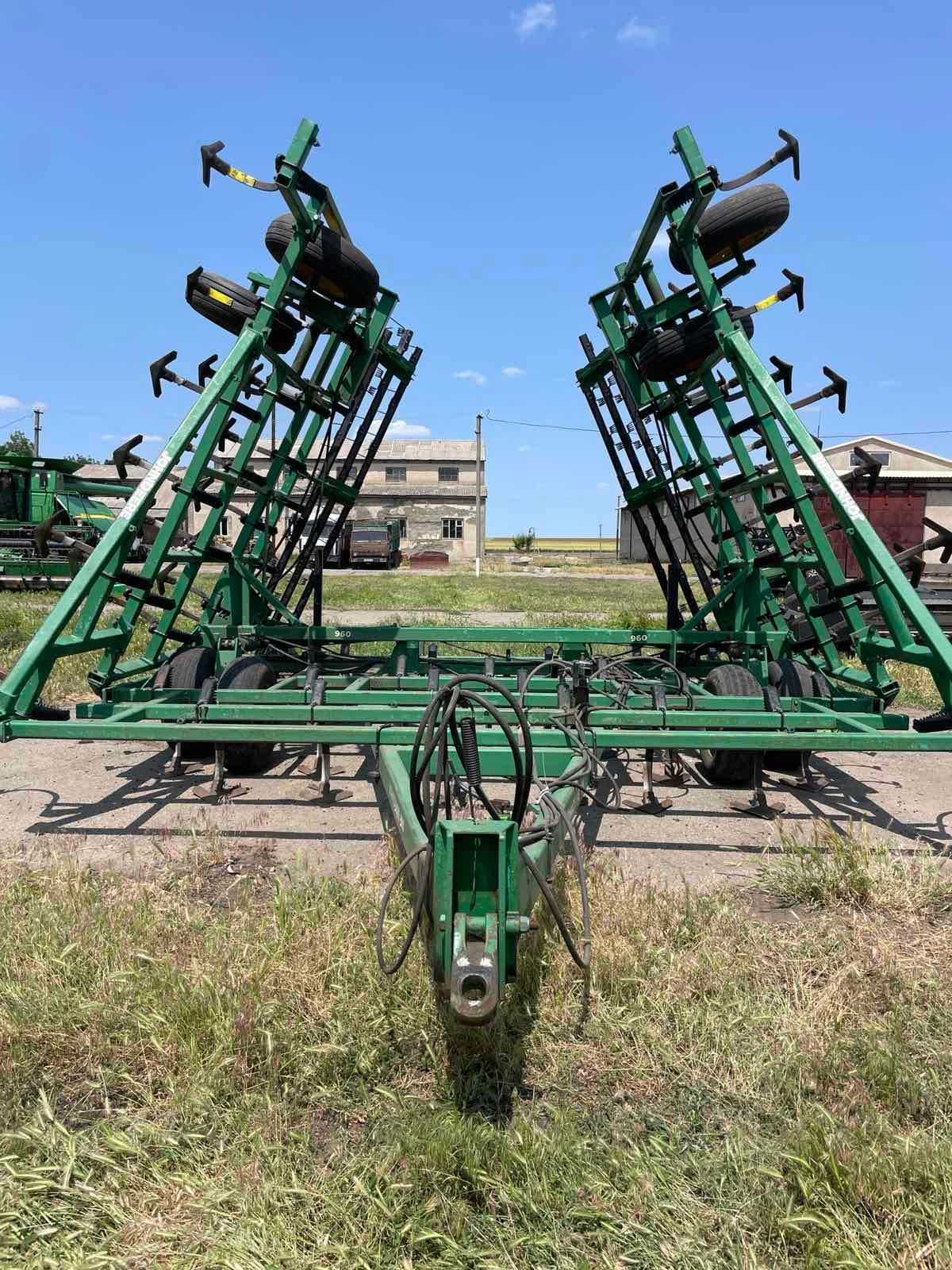 Культиватор John Deere  960 з робочим захватом 10.5 м