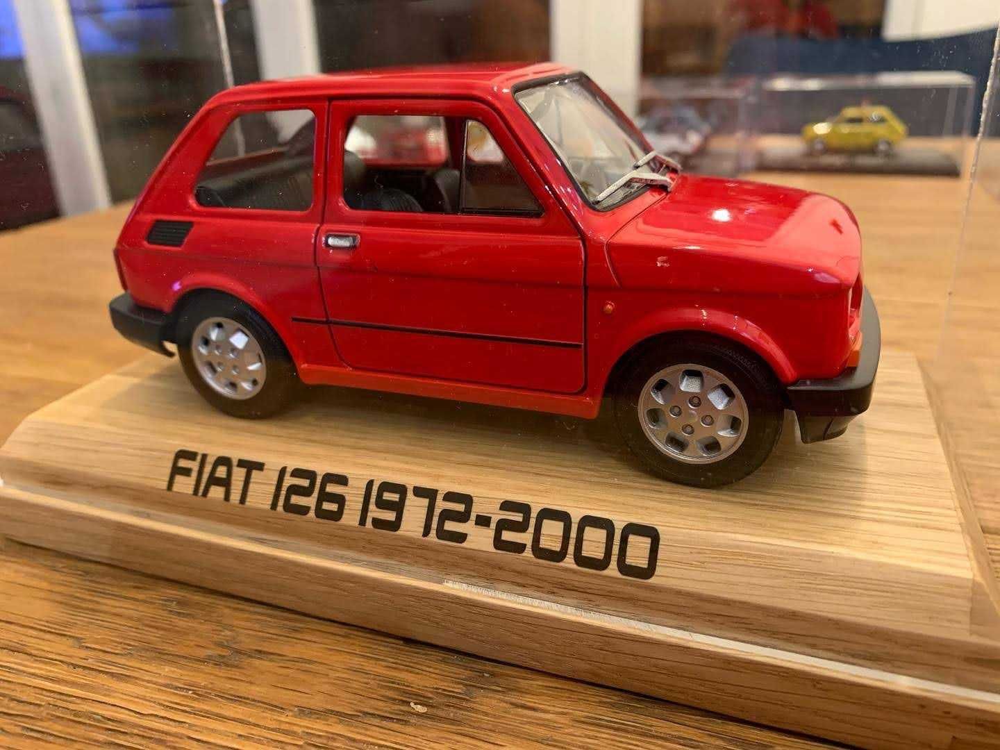 Model fiat 126p, skala 1:21, w gablocie