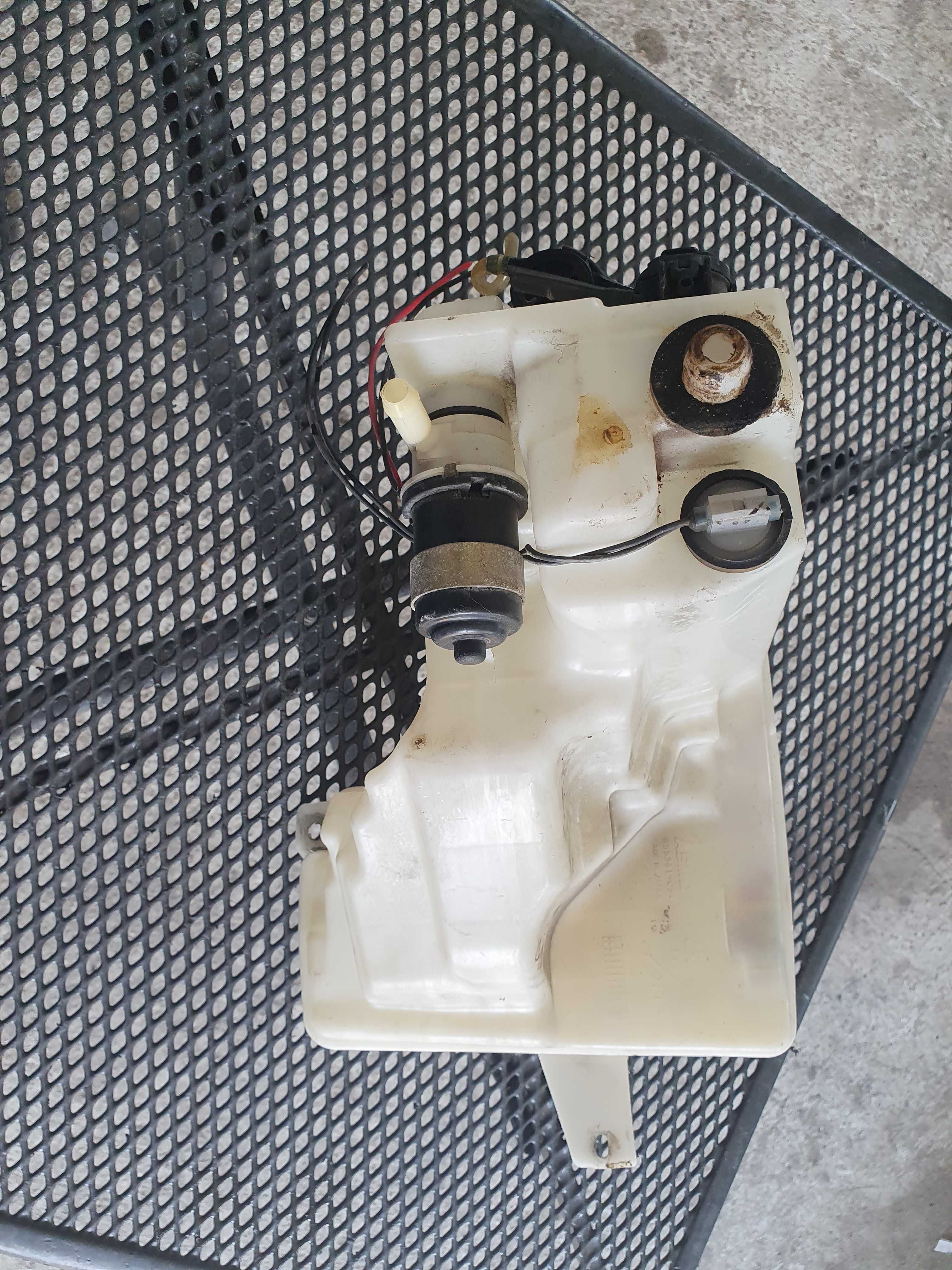 Zbiorniczek pompka spryskiwaczy Mazda 6 GG GJ spryski lamp